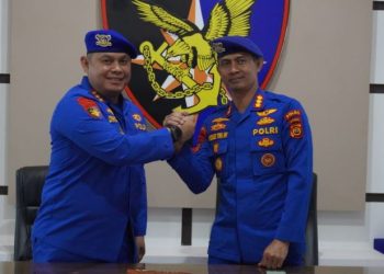 Kombes Pol Dhovan Oktavianton (kanan) bersama Kombes Pol Agus Tri Waluyo (kiri) foto bersama diruang kerjanya. (Dok .Nahar)