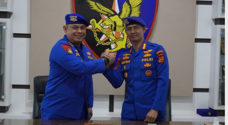 Kombes Pol Dhovan Oktavianton (kanan) bersama Kombes Pol Agus Tri Waluyo (kiri) foto bersama diruang kerjanya. (Dok .Nahar)