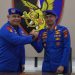 Kombes Pol Dhovan Oktavianton (kanan) bersama Kombes Pol Agus Tri Waluyo (kiri) foto bersama diruang kerjanya. (Dok .Nahar)