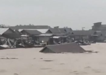 Rumah warga di Desa Kuala Simbur, Kecamatan Sabak Timur, Kabupaten Tanjung Jabung Timur, hanyut akibat gelombang pasang dan arus sungai yang meningkat, Jumat (9/1/2026). (Dok, Daus)