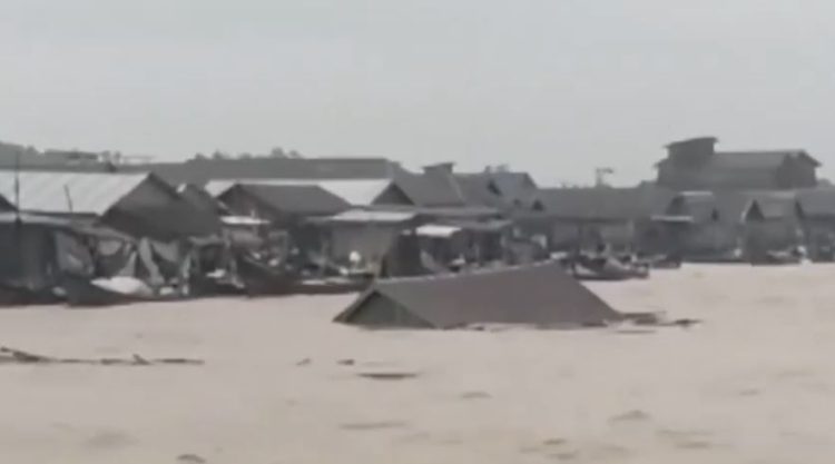 Rumah warga di Desa Kuala Simbur, Kecamatan Sabak Timur, Kabupaten Tanjung Jabung Timur, hanyut akibat gelombang pasang dan arus sungai yang meningkat, Jumat (9/1/2026). (Dok, Daus)