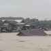 Rumah warga di Desa Kuala Simbur, Kecamatan Sabak Timur, Kabupaten Tanjung Jabung Timur, hanyut akibat gelombang pasang dan arus sungai yang meningkat, Jumat (9/1/2026). (Dok, Daus)