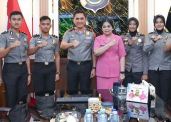 Kapolda Jambi Irjen Pol. Krisno H. Siregar (tengah) didampingi Ketua Bhayangkari Daerah Jambi Ny. Evi Krisno dan Karo SDM Polda Jambi Kombes Pol. Handoko berfoto bersama enam lulusan Taruna dan Taruni Akademi Kepolisian yang ditempatkan di Polda Jambi, di ruang kerja Kapolda Jambi. (Dok. Humas)