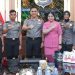 Kapolda Jambi Irjen Pol. Krisno H. Siregar (tengah) didampingi Ketua Bhayangkari Daerah Jambi Ny. Evi Krisno dan Karo SDM Polda Jambi Kombes Pol. Handoko berfoto bersama enam lulusan Taruna dan Taruni Akademi Kepolisian yang ditempatkan di Polda Jambi, di ruang kerja Kapolda Jambi. (Dok. Humas)