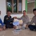 Penyerahan bantuan dana dari PetroChina Jabung Ltd kepada pengurus pembangunan Musholla Al Ijtihad di RT 15 RW 01, Kelurahan Talang Babat, Kecamatan Muara Sabak Barat, Kabupaten Tanjung Jabung Timur (Dok. Daus)