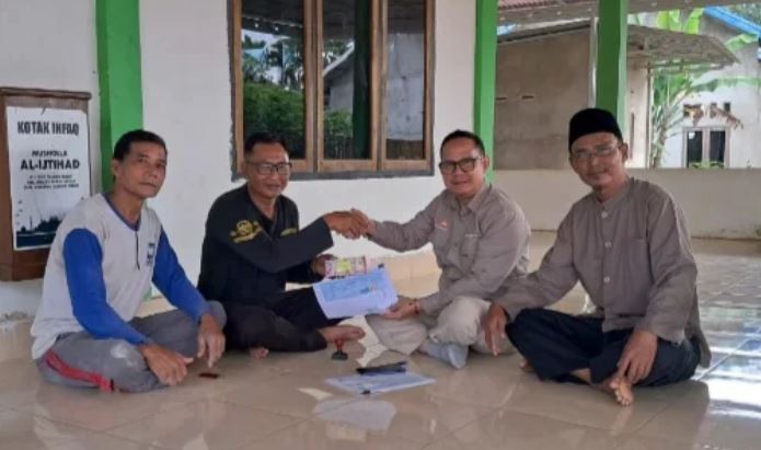 Penyerahan bantuan dana dari PetroChina Jabung Ltd kepada pengurus pembangunan Musholla Al Ijtihad di RT 15 RW 01, Kelurahan Talang Babat, Kecamatan Muara Sabak Barat, Kabupaten Tanjung Jabung Timur (Dok. Daus)