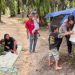 Banit Binmas Polsek Bajubang, Bripda Nia Kurnia, memberikan pengajaran dasar kepada anak-anak Suku Anak Dalam (SAD) di Kunangan Jaya I, Desa Bungku, Kecamatan Bajubang, Kabupaten Batanghari, Jumat (2/1/2026). (Dok. Humas)