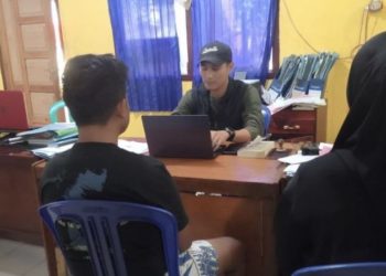 Anggota  Polsek Jambi Selatan memeriksa pelaku pencurian kotak amal Masjid Al Hazrah di Mapolsek Jambi Selatan, Kota Jambi, Selasa (13/1/2026). (Dok. Nahar)