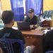 Anggota  Polsek Jambi Selatan memeriksa pelaku pencurian kotak amal Masjid Al Hazrah di Mapolsek Jambi Selatan, Kota Jambi, Selasa (13/1/2026). (Dok. Nahar)