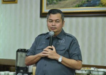 Ketua DPRD Kota Jambi Kemas Faried Alfarelly menyampaikan keterangan terkait persoalan pengelolaan sampah di Kota Jambi. (Dok. Stepanus)