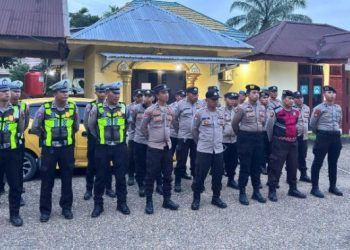Personel Polres Muaro Jambi bersiaga melakukan pengamanan pembukaan Turnamen Sepak Bola Gubernur Cup Provinsi Jambi Tahun 2026 di Stadion Swarnabhumi, Kecamatan Jaluko, Kabupaten Muaro Jambi, Rabu (14/1/2026). (nahar)
