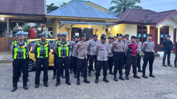 Personel Polres Muaro Jambi bersiaga melakukan pengamanan pembukaan Turnamen Sepak Bola Gubernur Cup Provinsi Jambi Tahun 2026 di Stadion Swarnabhumi, Kecamatan Jaluko, Kabupaten Muaro Jambi, Rabu (14/1/2026). (nahar)