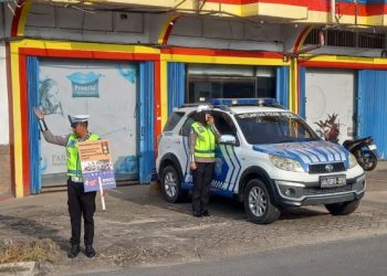 Personel Subdit Kamsel Ditlantas Polda Jambi melaksanakan kegiatan penerangan keliling dengan memberikan imbauan keselamatan kepada pengguna jalan di salah satu persimpangan padat lalu lintas di Kota Jambi, Kamis (15/1/2026). (Dok. nahar)