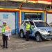 Personel Subdit Kamsel Ditlantas Polda Jambi melaksanakan kegiatan penerangan keliling dengan memberikan imbauan keselamatan kepada pengguna jalan di salah satu persimpangan padat lalu lintas di Kota Jambi, Kamis (15/1/2026). (Dok. nahar)
