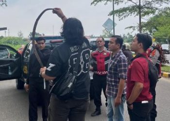 Angggota Polsek Jambi Selatan mengamankan sejumlah pelajar yang diduga hendak melakukan aksi tawuran di kawasan Jalan Sri Kayangan, Kota Jambi, Kamis (15/1/2026). (Dok,Nahar)