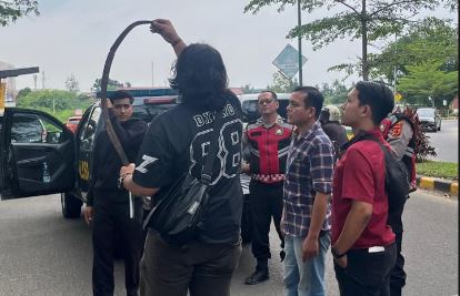 Angggota Polsek Jambi Selatan mengamankan sejumlah pelajar yang diduga hendak melakukan aksi tawuran di kawasan Jalan Sri Kayangan, Kota Jambi, Kamis (15/1/2026). (Dok,Nahar)
