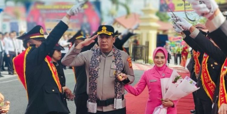 AKBP Ramadhanil bersama istri disambut tradisi pedang pora saat pisah sambut Kapolres Kerinci di Lapangan Mapolres Kerinci, Sabtu (17/1/2026). (Dok. Humas)