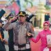 AKBP Ramadhanil bersama istri disambut tradisi pedang pora saat pisah sambut Kapolres Kerinci di Lapangan Mapolres Kerinci, Sabtu (17/1/2026). (Dok. Humas)