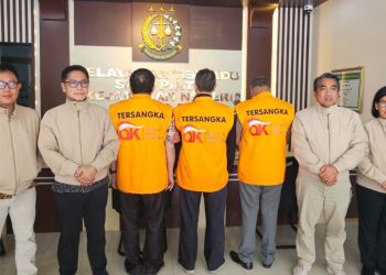 Petugas Otoritas Jasa Keuangan bersama tersangka perkara dugaan tindak pidana pasar modal PT Sriwahana Adityakarta Tbk (SWAT) saat pelimpahan tahap II ke Kejaksaan Negeri Boyolali, Selasa (13/1/2026). (Dok. OJK)