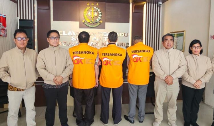 Petugas Otoritas Jasa Keuangan bersama tersangka perkara dugaan tindak pidana pasar modal PT Sriwahana Adityakarta Tbk (SWAT) saat pelimpahan tahap II ke Kejaksaan Negeri Boyolali, Selasa (13/1/2026). (Dok. OJK)