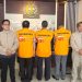 Petugas Otoritas Jasa Keuangan bersama tersangka perkara dugaan tindak pidana pasar modal PT Sriwahana Adityakarta Tbk (SWAT) saat pelimpahan tahap II ke Kejaksaan Negeri Boyolali, Selasa (13/1/2026). (Dok. OJK)