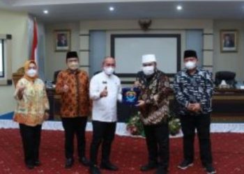 Wali Kota Bengkulu Helmi Hasan (tengah) bersama Wali Kota Pangkalpinang Maulan Aklil dan jajaran pemerintah daerah usai penandatanganan nota kesepahaman kerja sama antardaerah di Pangkalpinang, Provinsi Kepulauan Bangka Belitung. (Dok. Humas)