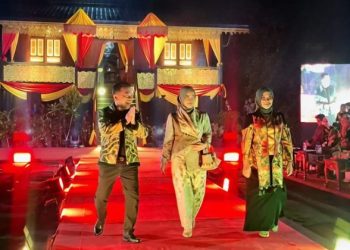 Gubernur Jambi Al Haris bersama istri dan sejumlah kepala daerah berjalan di atas catwalk mengenakan batik Jambi pada Malam Apresiasi Perancang Busana “Jambi Elok Nian” 2026 dalam ajang Jambi Fashion Trend di Anjungan Provinsi Jambi, Sabtu (17/1/2026) (Dok, Stepanus)