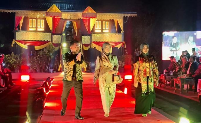 Gubernur Jambi Al Haris bersama istri dan sejumlah kepala daerah berjalan di atas catwalk mengenakan batik Jambi pada Malam Apresiasi Perancang Busana “Jambi Elok Nian” 2026 dalam ajang Jambi Fashion Trend di Anjungan Provinsi Jambi, Sabtu (17/1/2026) (Dok, Stepanus)