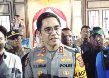 Kapolda Jambi Irjen Pol Krisno H. Siregar memberikan keterangan kepada awak media saat memantau situasi keamanan dan arus lalu lintas malam pergantian Tahun Baru 2026 di kawasan Tugu Keris, Kotabaru, Kota Jambi, Rabu (31/12/2025). (Dok. Nahar)