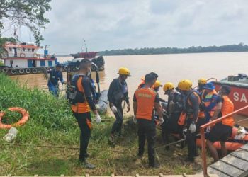 Tim SAR Gabungan mengevakuasi korban yang diduga melompat dari Jembatan Aurduri I setelah ditemukan meninggal dunia di Sungai Batanghari, Kota Jambi, Minggu (18/1/2026) (Dok. Nahar)