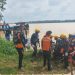 Tim SAR Gabungan mengevakuasi korban yang diduga melompat dari Jembatan Aurduri I setelah ditemukan meninggal dunia di Sungai Batanghari, Kota Jambi, Minggu (18/1/2026) (Dok. Nahar)