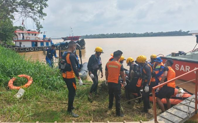 Tim SAR Gabungan mengevakuasi korban yang diduga melompat dari Jembatan Aurduri I setelah ditemukan meninggal dunia di Sungai Batanghari, Kota Jambi, Minggu (18/1/2026) (Dok. Nahar)