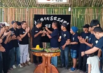 Prosesi pemotongan tumpeng pada peringatan Anniversary ke-3 Rumah Bonsai Indonesia (RUBI) Provinsi Jambi yang disaksikan pengurus dan anggota sebagai simbol rasa syukur dan kebersamaan komunitas bonsai. (Dok, Stepanus)