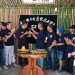 Prosesi pemotongan tumpeng pada peringatan Anniversary ke-3 Rumah Bonsai Indonesia (RUBI) Provinsi Jambi yang disaksikan pengurus dan anggota sebagai simbol rasa syukur dan kebersamaan komunitas bonsai. (Dok, Stepanus)