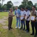 Gubernur Jambi Al Haris menyerahkan penghargaan kepada perwakilan perusahaan dalam Upacara Peringatan Bulan Keselamatan dan Kesehatan Kerja (K3) yang dirangkaikan dengan Apel Kesadaran Nasional ASN di Lapangan Kantor Gubernur Jambi, Senin (19/1/2026). (Dok. Stepanus)