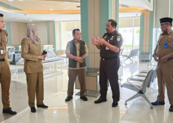 Gubernur Jambi Al Haris bersama Kajati,  Sugeng Hariadi meninjau kesiapan Rumah Sakit Adhyaksa di kawasan Seberang Kota Jambi, Senin (19/1/2026)  (Dok. Stepanus)