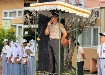 Kasubdit Bintibsos Ditbinmas Polda Jambi AKBP Dr. Dadang Djoko Karyanto, M.H., M.Pd., menyampaikan amanat saat bertindak sebagai inspektur upacara bendera di SMKN 2 Kota Jambi, Senin (19/1/2026) (Dok. Nahar)