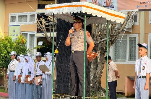 Kasubdit Bintibsos Ditbinmas Polda Jambi AKBP Dr. Dadang Djoko Karyanto, M.H., M.Pd., menyampaikan amanat saat bertindak sebagai inspektur upacara bendera di SMKN 2 Kota Jambi, Senin (19/1/2026) (Dok. Nahar)