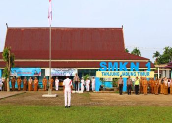 Wakapolres Tanjung Jabung Timur Kompol M. Ridha, M.M., bertindak sebagai inspektur upacara saat pelaksanaan program Police Goes to School di SMKN 1 Tanjung Jabung Timur, Senin (19/1/2026) (dok. Daus)