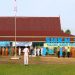 Wakapolres Tanjung Jabung Timur Kompol M. Ridha, M.M., bertindak sebagai inspektur upacara saat pelaksanaan program Police Goes to School di SMKN 1 Tanjung Jabung Timur, Senin (19/1/2026) (dok. Daus)