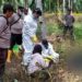 Anggota kepolisian melakukan olah TKP di lokasi ditemukannya seorang petani lanjut usia yang meninggal dunia di kebun kelapa di Desa Siau Dalam, Kecamatan Muara Sabak Timur (Dok. Ginting)