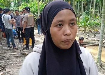 Keluarga korban menyampaikan keterangan kepada wartawan di lokasi penemuan jasad petani lansia di kawasan kebun di Kecamatan Muara Sabak Timur (Dok. Ginting)