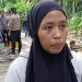 Keluarga korban menyampaikan keterangan kepada wartawan di lokasi penemuan jasad petani lansia di kawasan kebun di Kecamatan Muara Sabak Timur (Dok. Ginting)