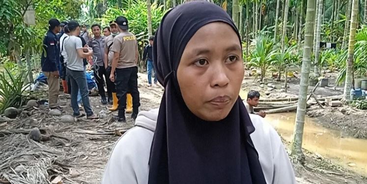 Keluarga korban menyampaikan keterangan kepada wartawan di lokasi penemuan jasad petani lansia di kawasan kebun di Kecamatan Muara Sabak Timur (Dok. Ginting)