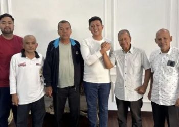 Ketua DPRD Provinsi Jambi M. Hafiz Fattah (tengah) berfoto bersama perwakilan Forum Warga Tolak Zona Merah usai pertemuan di rumah dinas Ketua DPRD Jambi, Minggu (18/1/2026).  (Dok. Stepanus)