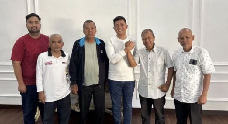 Ketua DPRD Provinsi Jambi M. Hafiz Fattah (tengah) berfoto bersama perwakilan Forum Warga Tolak Zona Merah usai pertemuan di rumah dinas Ketua DPRD Jambi, Minggu (18/1/2026).  (Dok. Stepanus)