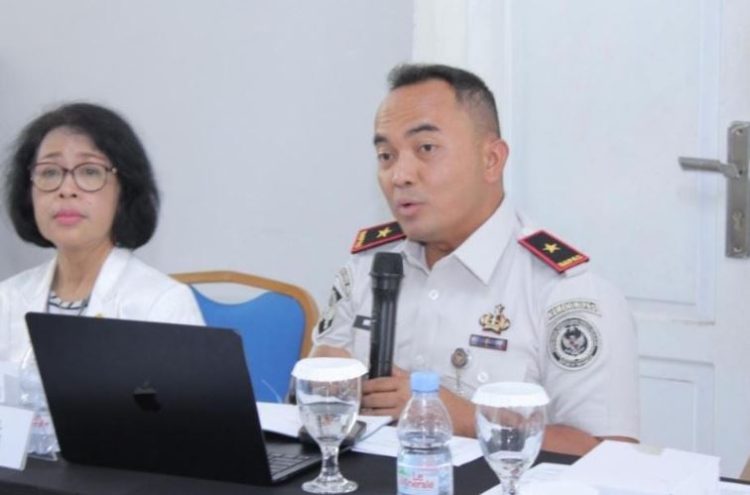 Kepala Kanwil Ditjenpas Jambi Irwan Rahmat Gumilar menyampaikan paparan dalam FGD terkait penyusunan pedoman pelaksanaan pidana kerja sosial pasca berlakunya KUHP baru di Aula Kanwil Ditjenpas Jambi, Senin (19/1/2026). (Dok. Nahar)
