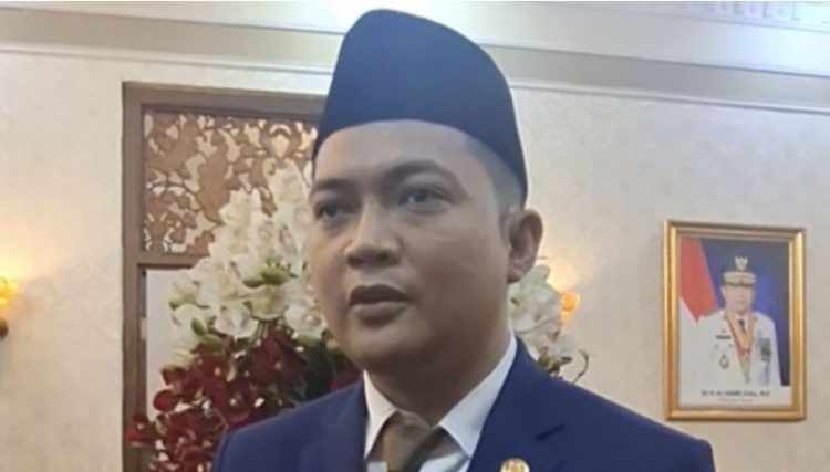 Ketua DPRD Provinsi Jambi Muhammad Hafiz Fattah menyampaikan tanggapan terkait kasus dugaan pengeroyokan guru oleh siswa SMK Negeri 3 Tanjung Jabung Timur yang menjadi perhatian publik, Senin (19/1/2026). (Dok. Stepanus)