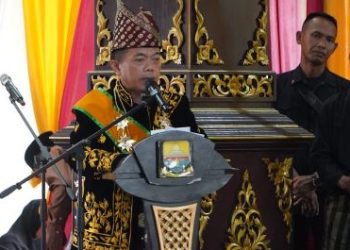 Gubernur Jambi Al Haris menyampaikan sambutan pada prosesi penganugerahan gelar adat kepada unsur Forkopimda dan Sekretaris Daerah Provinsi Jambi di Balairungsari LAM Jambi, Rabu (21/1/2026). (Dok. Stepanus)