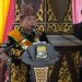 Gubernur Jambi Al Haris menyampaikan sambutan pada prosesi penganugerahan gelar adat kepada unsur Forkopimda dan Sekretaris Daerah Provinsi Jambi di Balairungsari LAM Jambi, Rabu (21/1/2026). (Dok. Stepanus)
